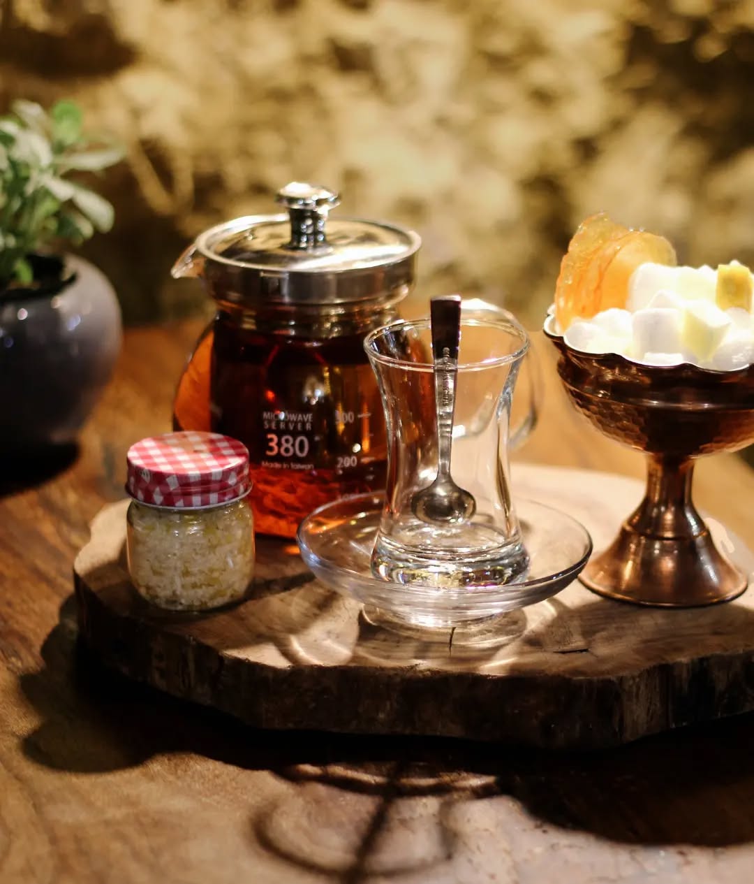 کافه رستوران فرنگی غارسنگی در باغ دریاچه اصفهان